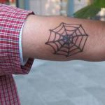 Care este semnificația, istoria și semnificația unui tatuaj web?