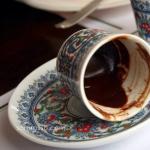 Proricanje sudbine uz kavu: magija u svakoj šalici