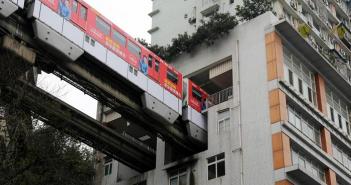 U jednoj kineskoj metropoli željeznica je položena kroz stambenu zgradu