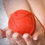 De ce tricotați un fir roșu pe mână