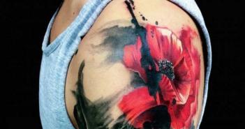 Tatuaj cu floare de mac pe braț