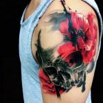 Tatuaj cu floare de mac pe braț